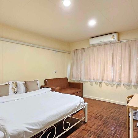 W District Guesthouse Bangkok Zewnętrze zdjęcie