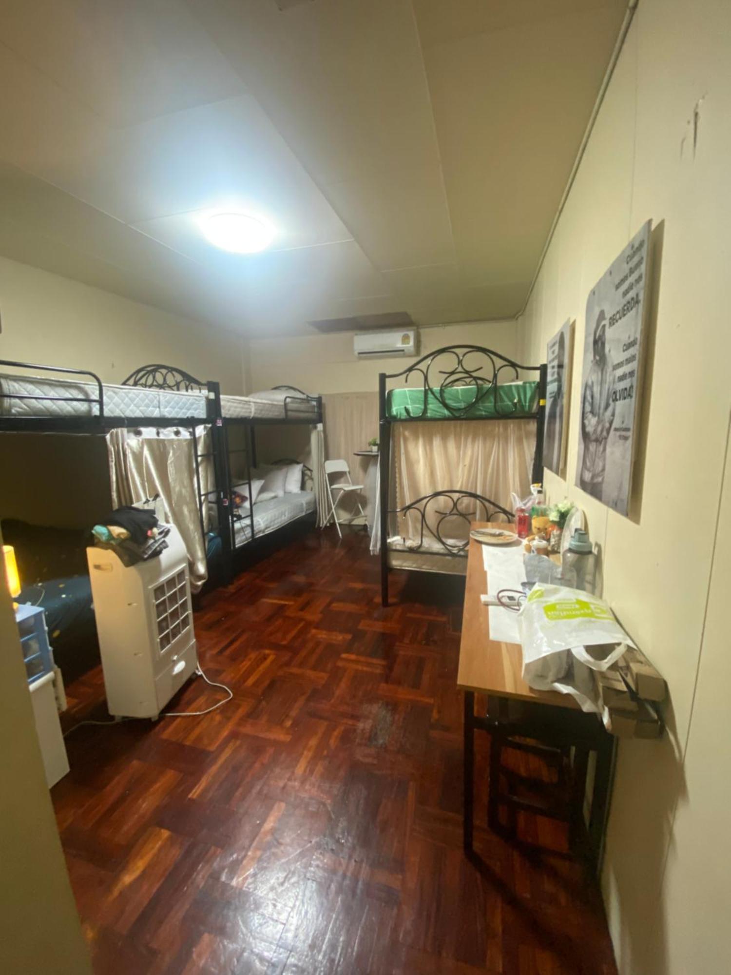 W District Guesthouse Bangkok Zewnętrze zdjęcie